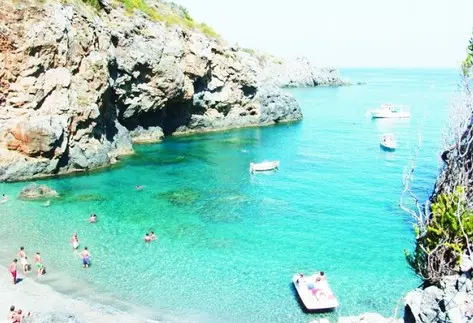 scogliere e spiaggia di Diamante in Calabria
