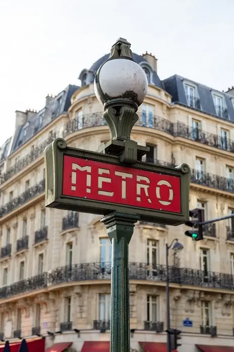 cartello ingresso metropolitana di parigi