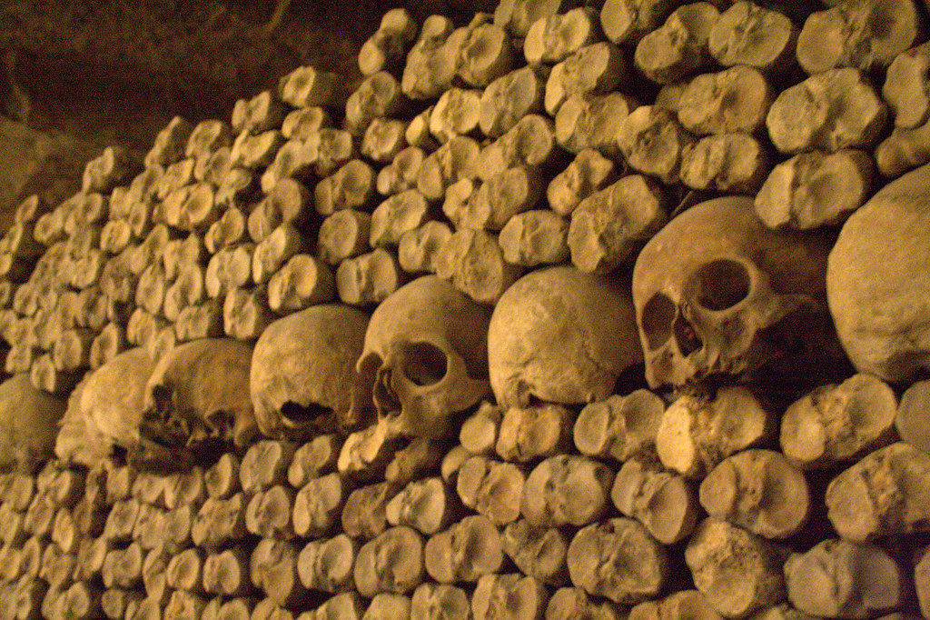teschi nelle catacombe parigine