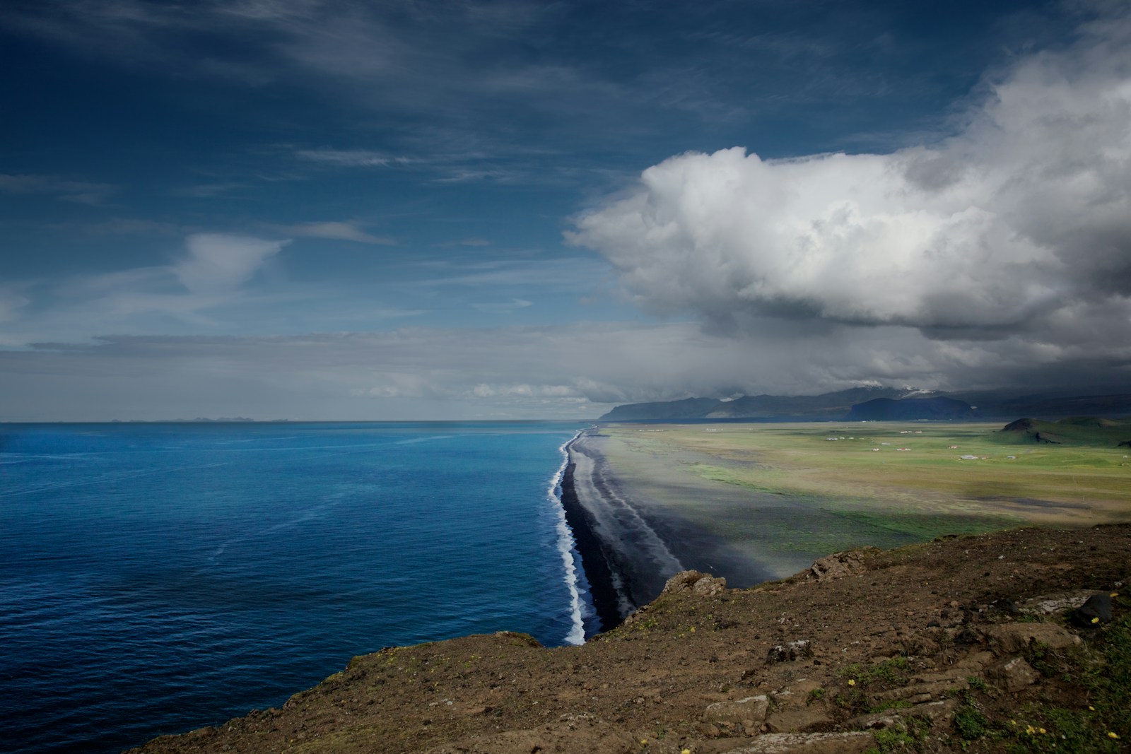 Islanda mare e natura scogliera