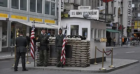checkpoint charlie a Berlino
