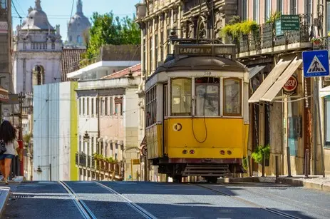 tram giallo storico di Lisbona