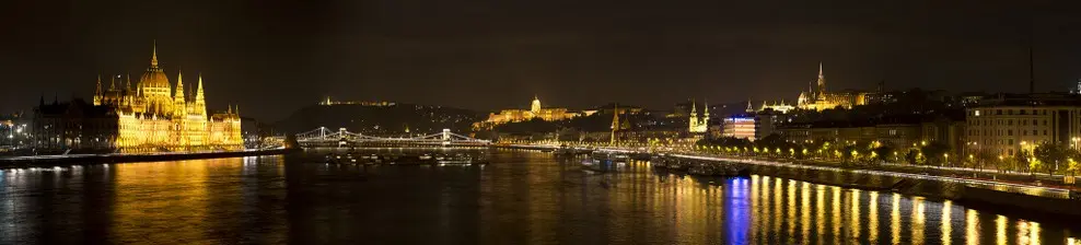 panorama di budapest notturno Danubio